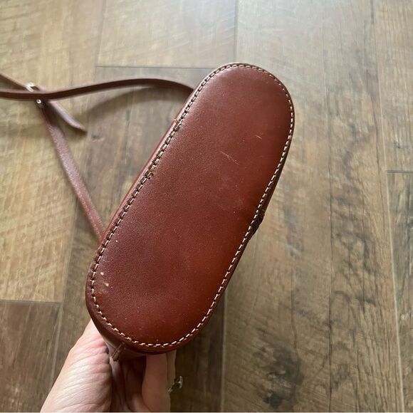 Vera Pelle Italy Small Brown
Leather Zip Front Crossbody
Bag, 7.5" x7.5" - Picture 11 of 16